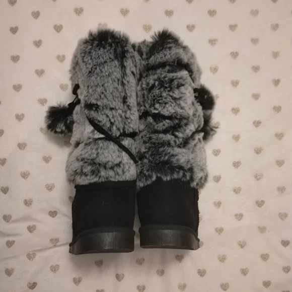 🔥3/$70 🎉S-HP🎉 *NWOT* FabKids Girl's Faux Fur Black and Gray Boots - Picture 5 of 8